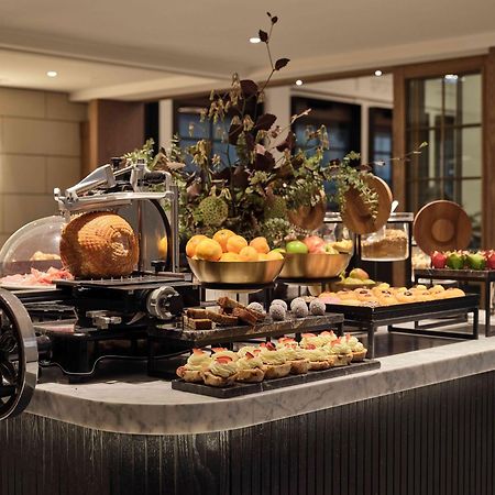Hilton Melbourne Little Queen Street מראה חיצוני תמונה A buffet at a hotel