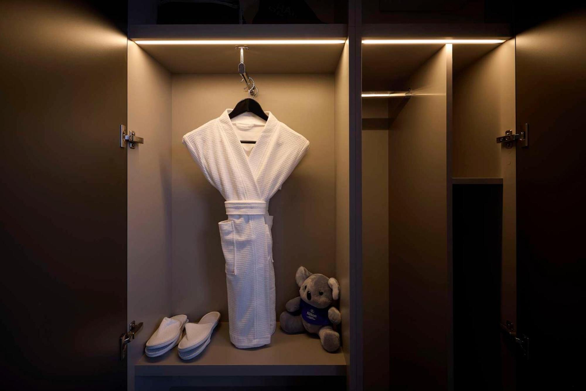Hilton Melbourne Little Queen Street מראה חיצוני תמונה A bathrobe in a hotel room